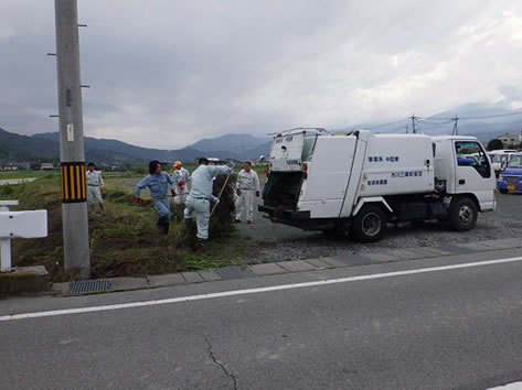 周辺駐車場除草作業の様子